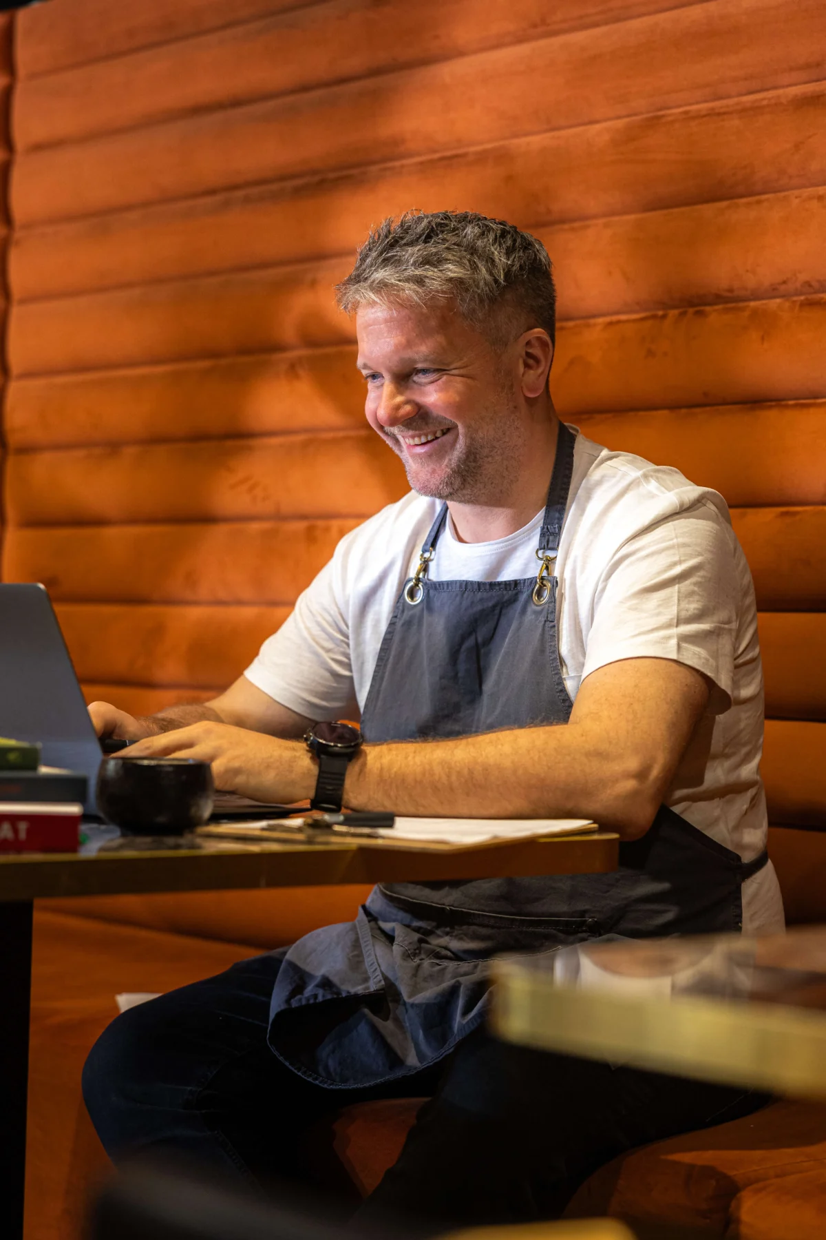 Gáspár Attila laptopon dolgozik egy étterem asztalánál