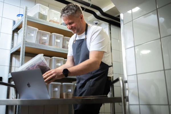 Készletellenőrzés a raktárban laptoppal